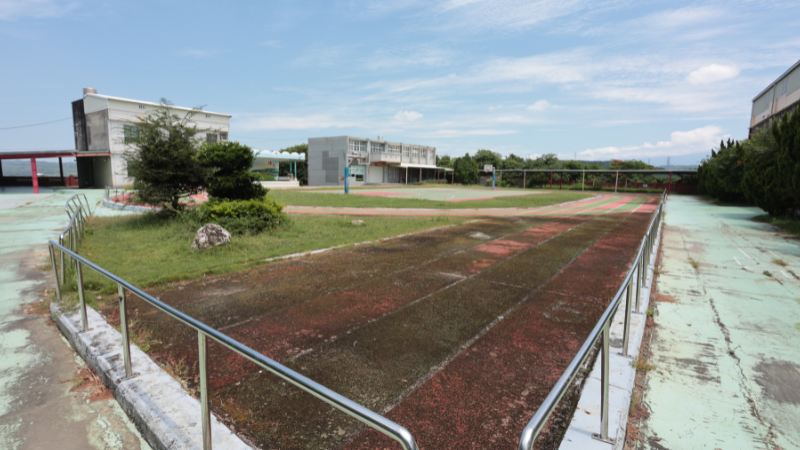 苗栗縣僑文國小114學年停辦，校地荒蕪。楊煥世攝影