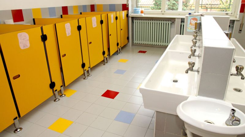 人人都會使用卻沒人願意打掃的廁所，應該由誰打掃？老師又該如何與學生討論掃廁所的工作分配？shutterstock