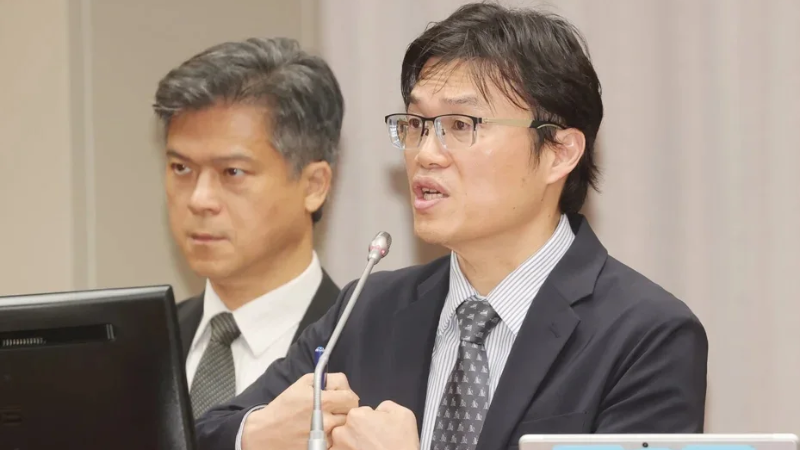 立法院教育及文化委員會今天審查高級中等教育法等修正草案，教育部次長朱俊彰（右）出席報告並備詢，國教署署長彭富源（左）列席說明。聯合報記者曾學仁／攝影