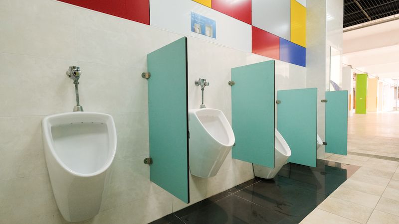 教育部明（2023）年擬將翻新校園廁所列為重點政策之一。圖為國小廁所示意圖。楊煥世攝