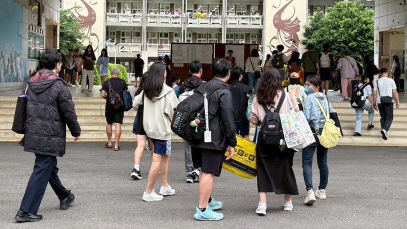 會考今天進入第二天，高雄考區有1萬9710名考生在全市21所學校647間試場應試。楊煥世攝