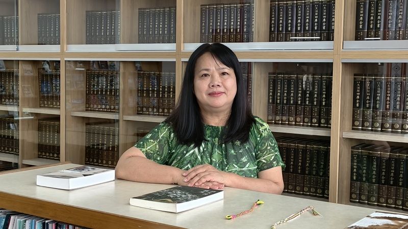 新竹女中圖書館提供師生豐富心靈糧食，校長林桂鳳在該校珍貴藏書《四庫全書》前留影。蘇岱崙攝