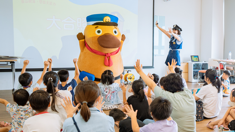 由臺東縣政府與親子天下共同主辦，邀請動物警探「達克比」到臺東永續方舟館出任務。