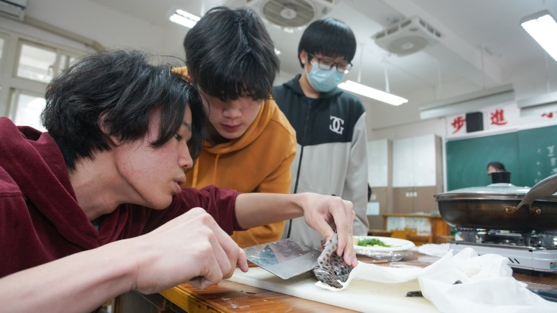 成功高中「在學校做生魚片」微課程，吸引高一學生搶修。楊煥世攝影