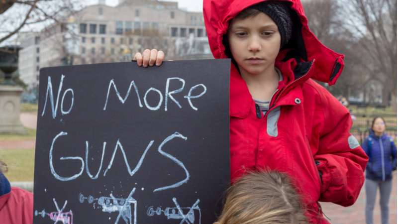 2018年華盛頓特區發生校園槍擊事件，許多學生聚集至白宮前遊行，高舉反對槍枝標語，圖片僅供示意，非本次內文提到事件。Shutterstock