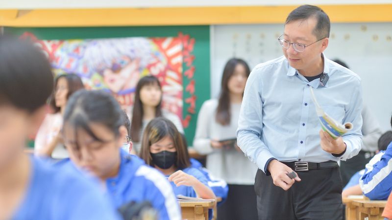 前台師大師資培育學院院長林子斌曾示範國中英語教學，後方為進新教師隨同觀課。黃建賓攝