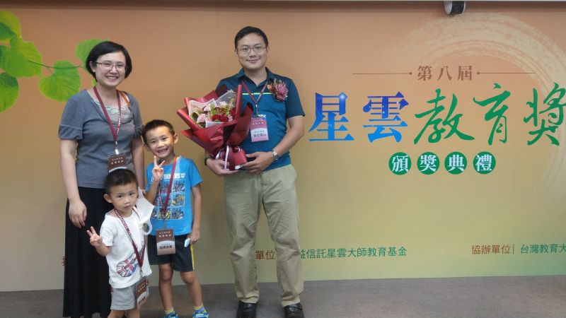 葉志偉（右一）在特教領域任教20年，家人（左）是他最大的支持。