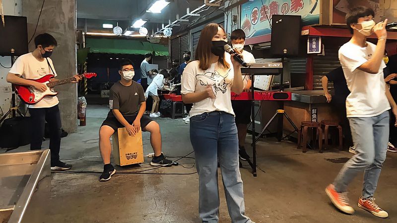 DoReMi 團隊在東市場市集活動現場演唱創作歌曲。圖片來源：嘉義市智慧科技處提供