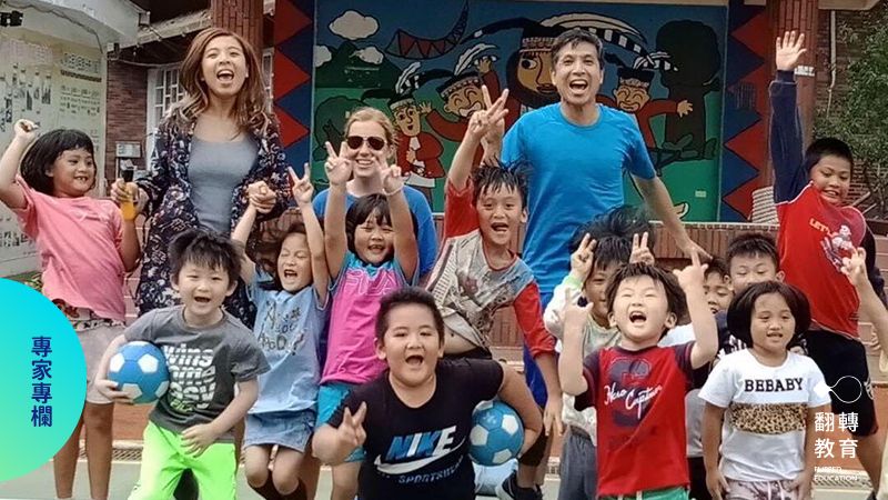 蔡尚明（右後排著藍衣者）於暑假期間至阿里山國中小推廣幼幼足球，更自掏腰包捐足球給學生們使用。王寶莉老師提供