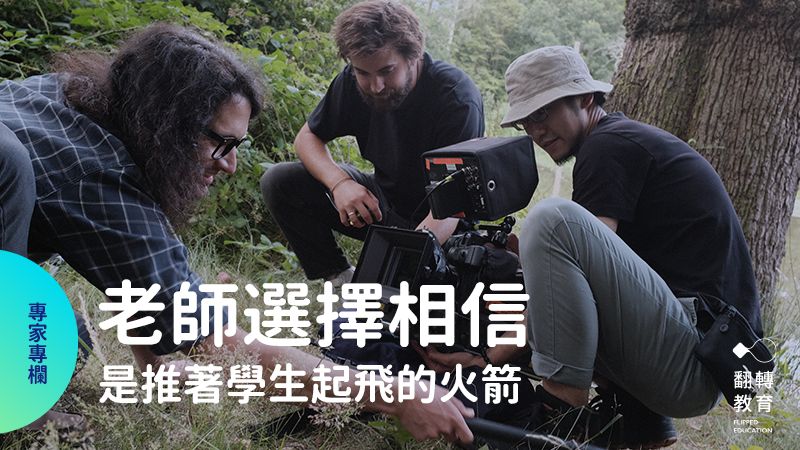手持攝影機的林殊宇正在挑戰拍攝「無聲電影工作坊」的作品。林殊宇提供