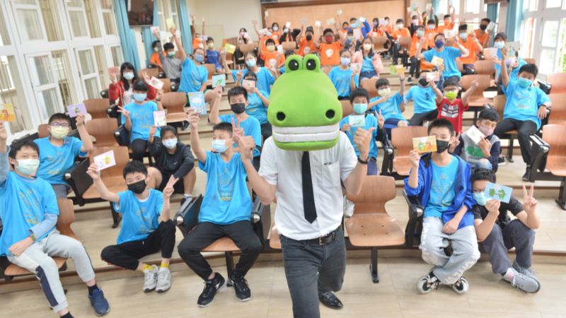 「鱷魚先生」楊勝智受邀到校分享，親身與國小師生互動。黃建賓攝