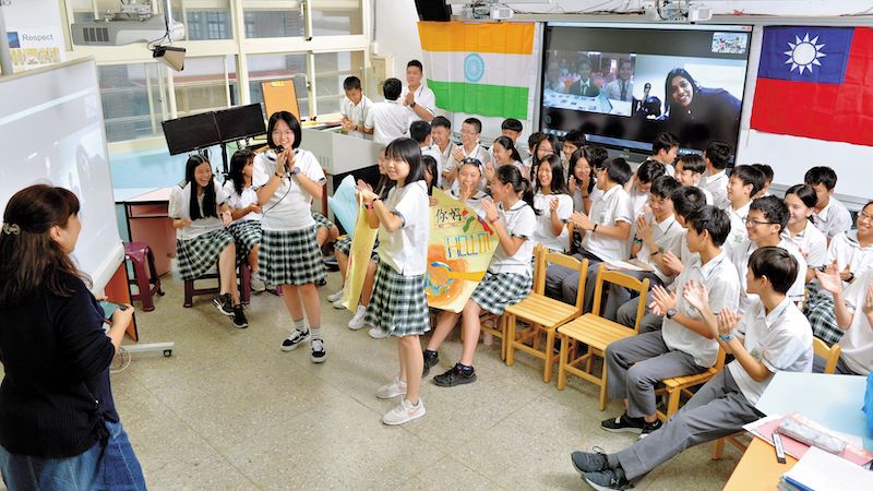 台北市民生國中國際教育社團，在社課時透過視訊進行國際交流，也增加學生練習英文口說的機會。黃建賓攝