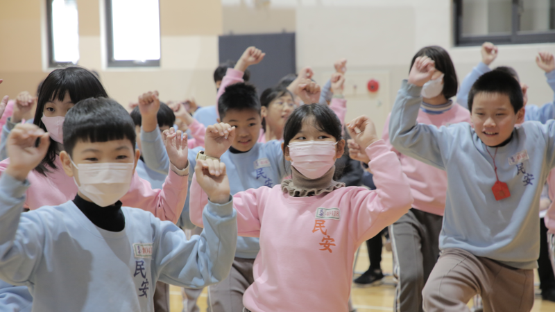 ▲何曉玫MEIMAGE舞團引導學生以陣頭步伐為靈感，跳出自己的文化節奏。