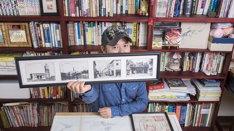 黃震南的家中收藏，本身就是台灣史料的一大寶庫。他立志當台灣文史的志工，除了長年跟著父親做文史紀錄，更從平面跨界到網路世界，努力讓陷入歷史困境的台灣人，站上認識這片土地的起點。黃建賓攝