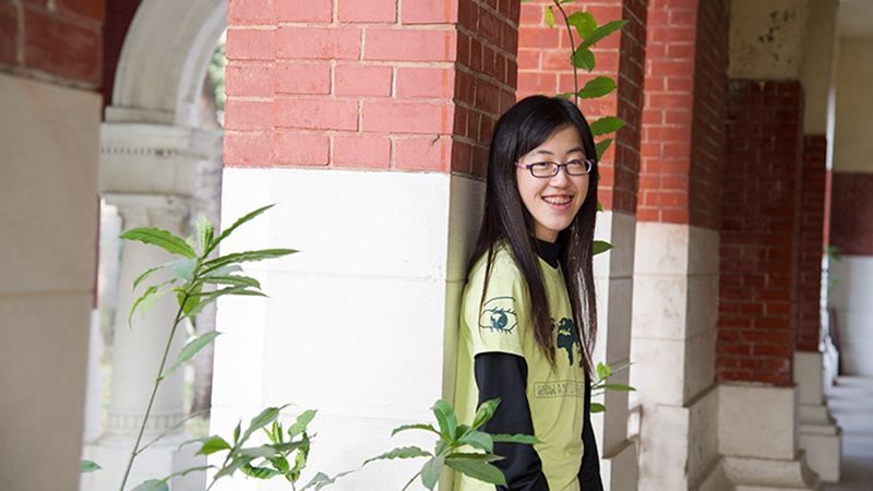 ▲黃琬婷今年剛滿18歲，不平凡的經歷，讓她獲得多所國外知名大學的錄取通知。劉潔萱攝