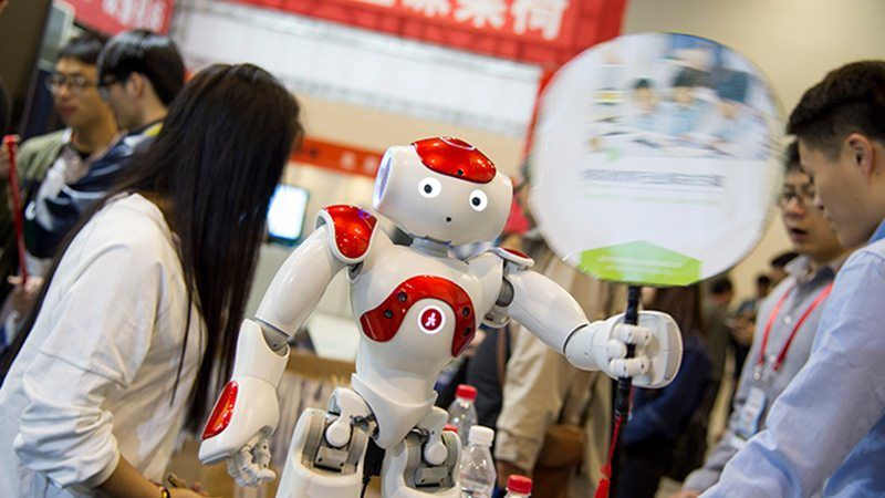 ▲人工智慧機器人在教育展場中超級吸晴，參觀者都期待從它身上，看見未來教育更多的可能性。劉潔萱攝