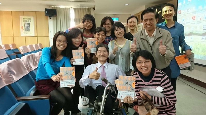 台中市豐東國中校長詹谷原（右二）提供