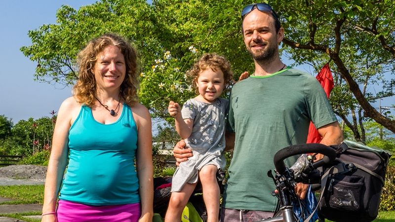 ▲把騎單車環遊世界當成生活、七年在路上的瑞士家庭，右起：建築繪圖師Xavier、三歲半女兒Nayla、懷孕七個月的Celine。張修維攝