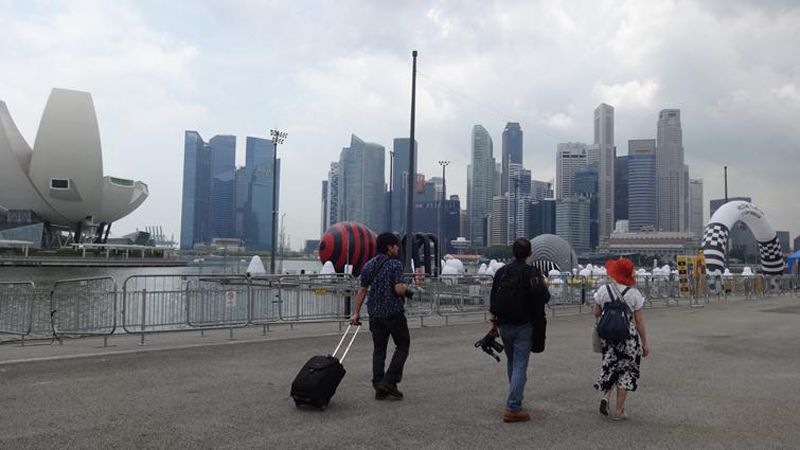 親子天下記者於市中心採訪攝影，擷取最具代表性的新加坡畫面，同時體驗新加坡熱帶氣候跟午後雷陣雨。李京諭攝