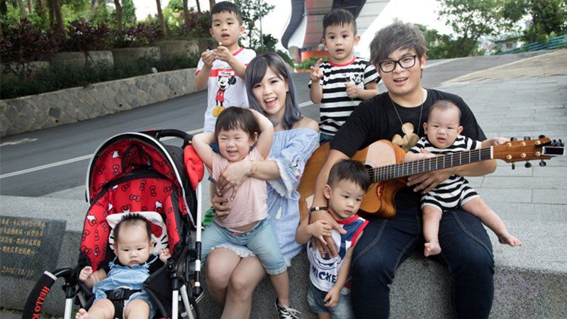 ▲OK繃樂團的Kim（圖右著黑T恤者）有四個男孩，女主唱Ann（左三）生了兩個女孩，兩位團員加起來共六個孩子，被稱為「最會生小孩的樂團」。曾千倚攝