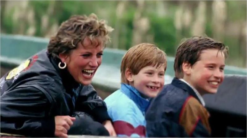 超脫優雅公眾形象，黛妃在威廉公爵與哈利王子心中是個愛放聲大笑、喜歡捉弄孩子的頑皮母親。截圖自BBC預告片報導。