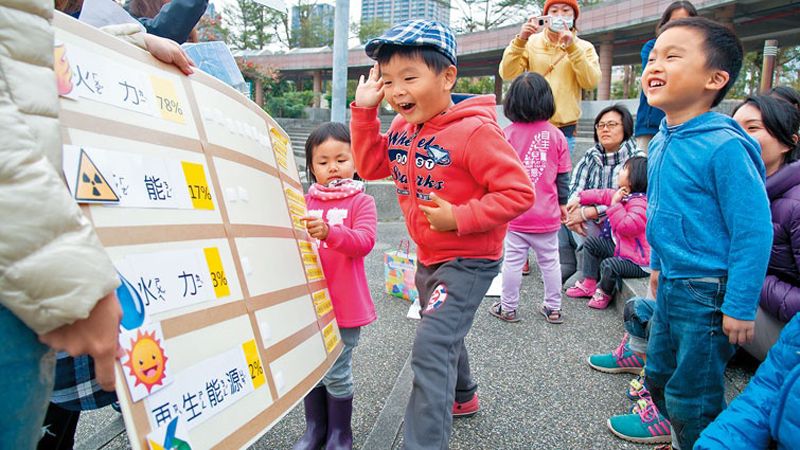 ▲共學團團員自製教案，帶小小孩討論能源議題。劉潔萱攝