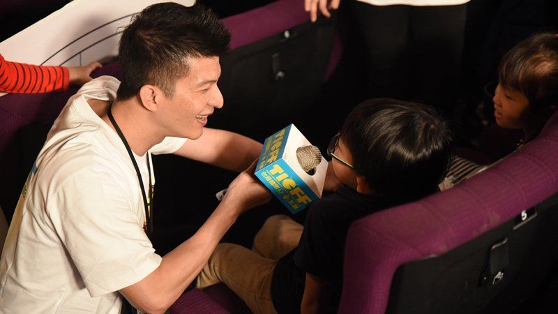 ▲主持人姜義村教授（左）讓孩子自由發表對於電影的看法。台灣國際兒童影展提供