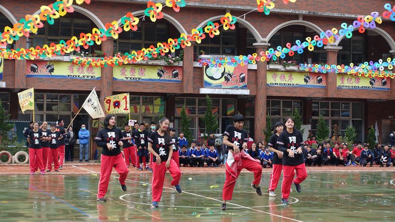 ▲ 阿文（中）舞藝超群，常在學校活動中擔任領舞的重任。王寶莉提供