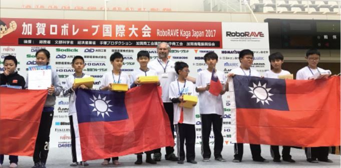 臺南市代表隊參加日本加賀2017 RoboRAVE國際機器人比賽獲國中組循線第一名及第三名。
