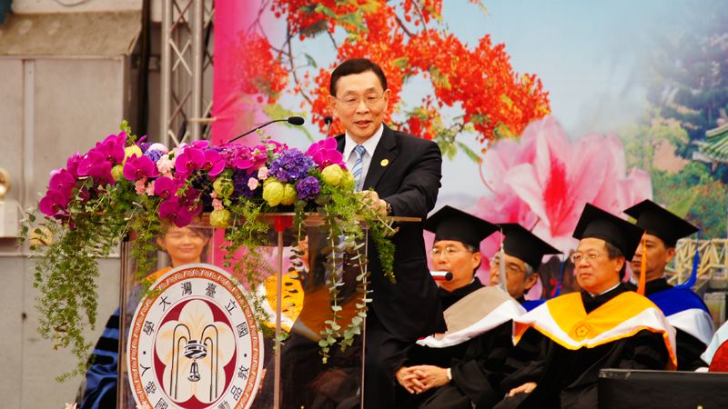 ▲ 旺宏電子總經理、台大傑出校友盧志遠，在台灣大學畢業典禮致詞。台大提供