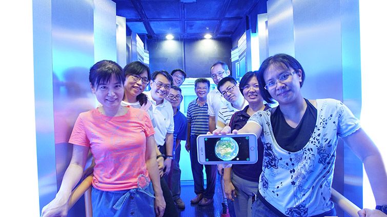 ▲台北市南湖國小的校本課程天文課，帶領學生用VR登入外太空。楊煥世攝