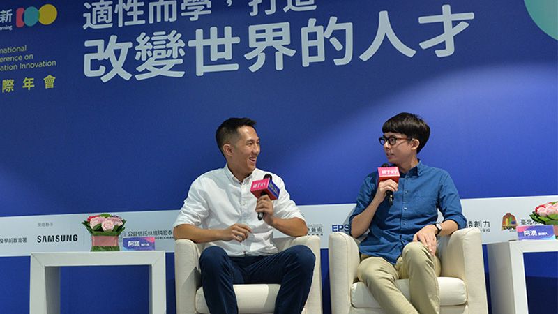 ▲ 不到30歲的兩位教育產業創業者阿諾江前緯（左）和阿滴（右）輕鬆對談教育的看法。黃建賓攝