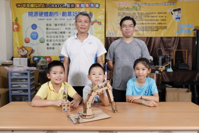 蘆洲國小的創客工作坊由溫仙賢（後排左一）與林文璋兩位老師帶領，終於完成第三代完美運作的液壓機器手臂。