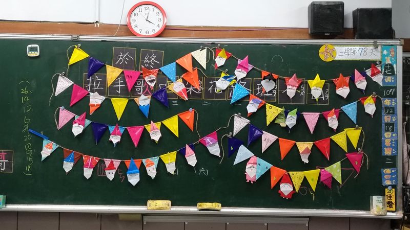 聖誕老公公摺紙、聖誕樹、教室佈置三角旗。圖片來源：大沈老師提供