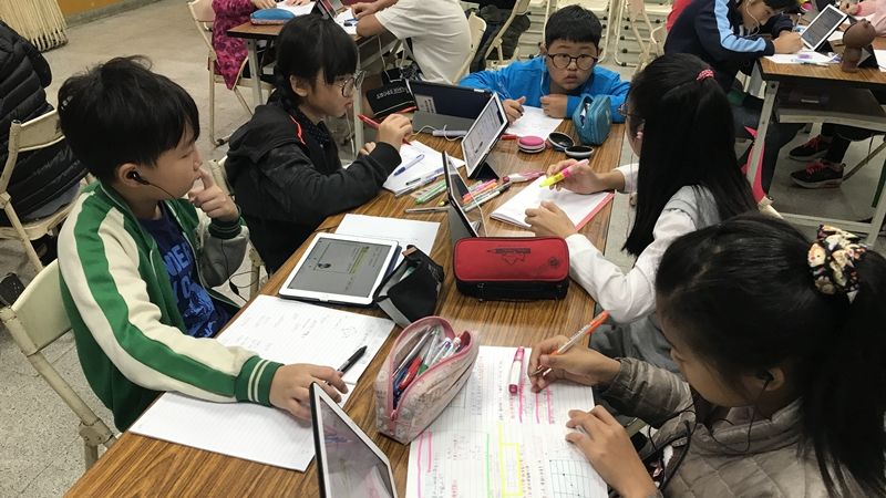 ▲台中市北屯國小學生，正在使用平板電腦上因材網，做個別化學習。資科司提供
