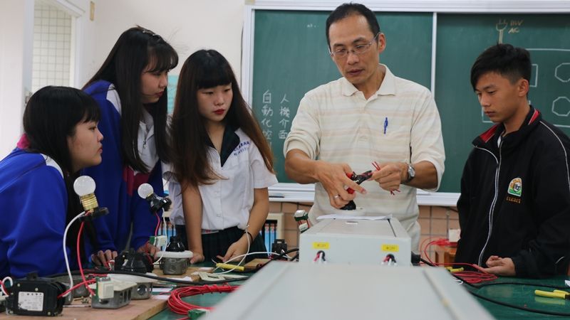 ▲趙家祥老師正教授羅東高商學生電路配置，學成就可以自己換燈泡、電線。黃偉翔攝