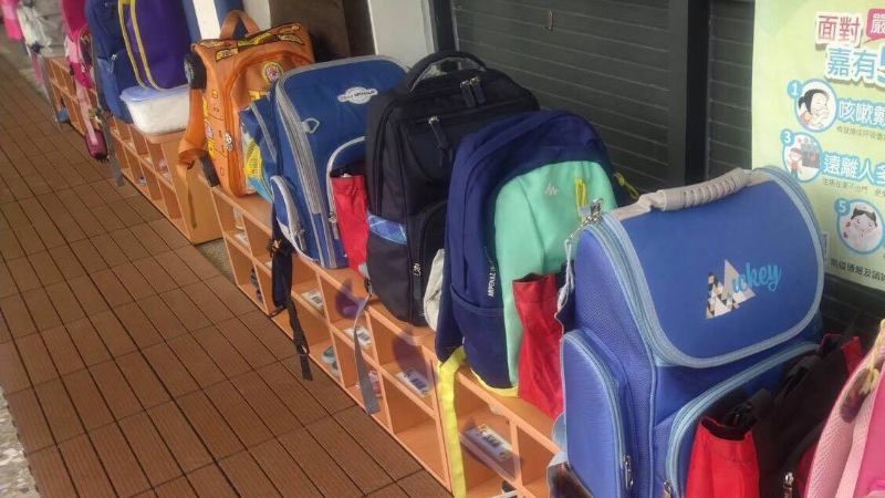 ▲ 希望每位孩子的書包都能出現在教室的角落裡。王寶莉提供