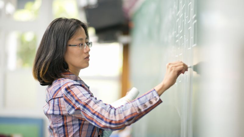 代理教師在全體老師的占比數量越來越高，除了少子化，最大的卡關其實是教甄的開缺數太少。圖片來源：GettyImages
