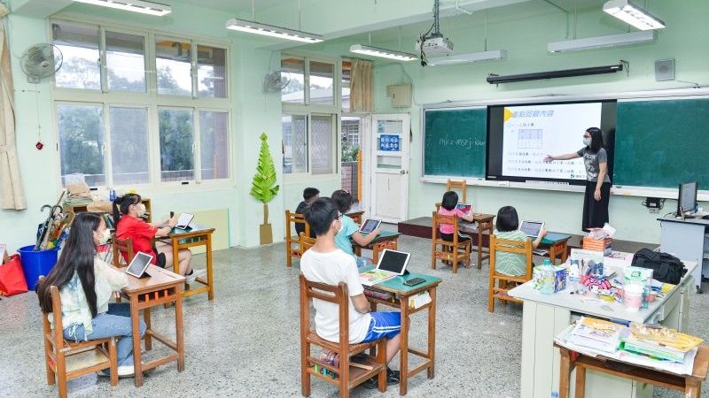 開學前，桃園百吉國小模擬測試教室內也採用線上教學的情景。記者黃建賓攝