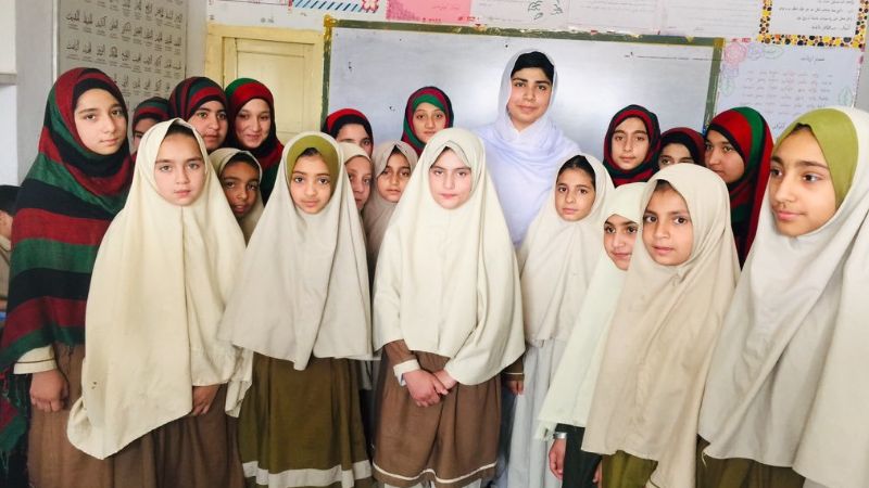 杜蘭尼（畫面中著白袍最高者）是阿富汗當地一位長期為女性受教權奮鬥的老師。取自杜蘭尼 Twitter @BarakPashtana