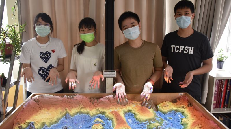 四位代表台灣出賽國際地理奧林匹亞的選手在培訓課堂中用沙子搭配光雕投影機，製作地中海的立體地圖。台灣師範大學地理學系提供