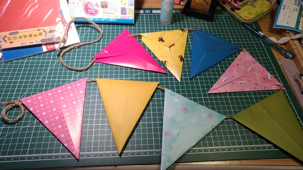 聖誕節教室佈置：三角旗摺紙