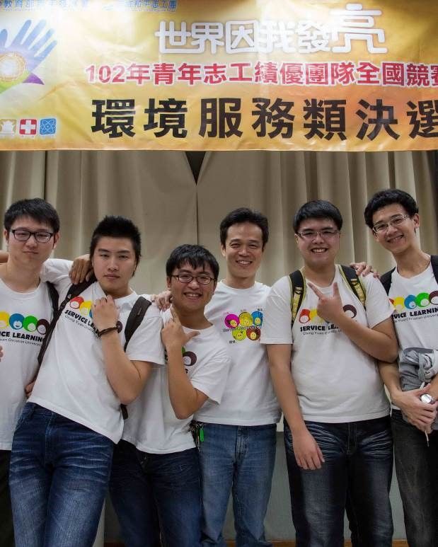 李俊耀老師與電力節能工作隊的學生們是一群好伙伴。(拍攝日期105年)