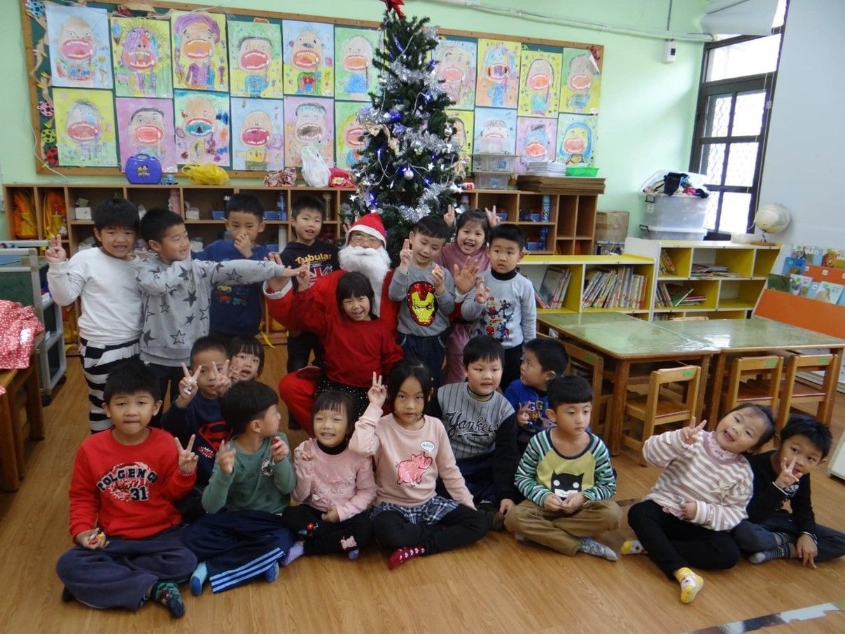 109年鄒庚辛校長扮聖誕老人，陪幼兒園學生過聖誕節。