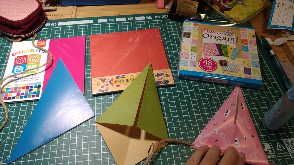 聖誕節教室佈置：三角旗 摺紙步驟1
