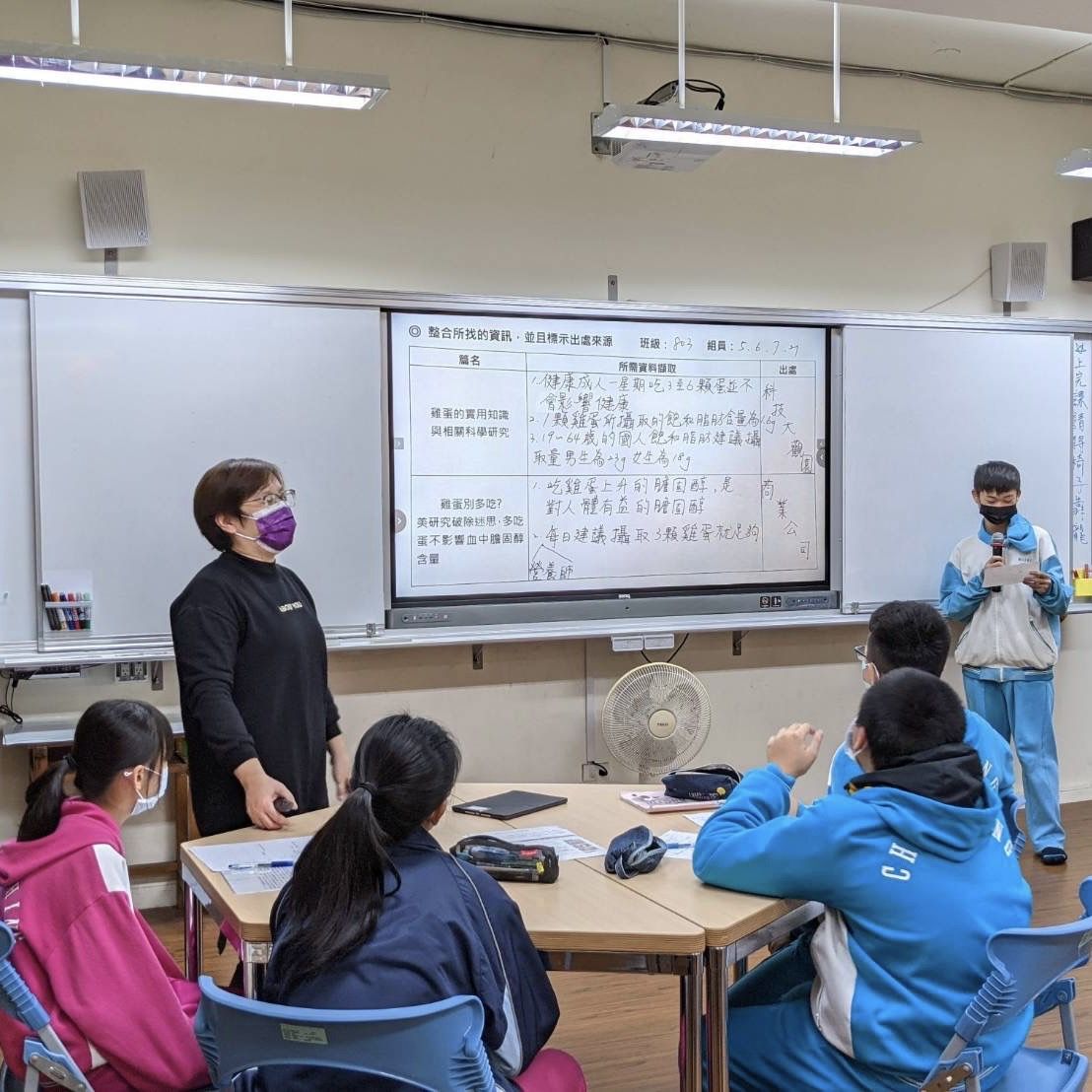 重慶國中閱讀推廣教師柯靜如老師教書生涯超過25年，在近6年開始利用科技工具輔助教學吸引「數位原住民」們的目光，增加學習動機。重慶國中提供