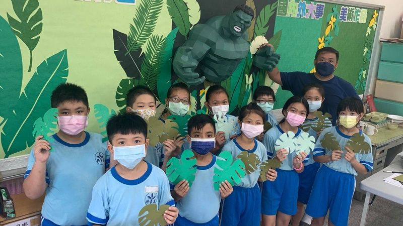 屏東縣萬隆國小的綠巨人浩克教室布置