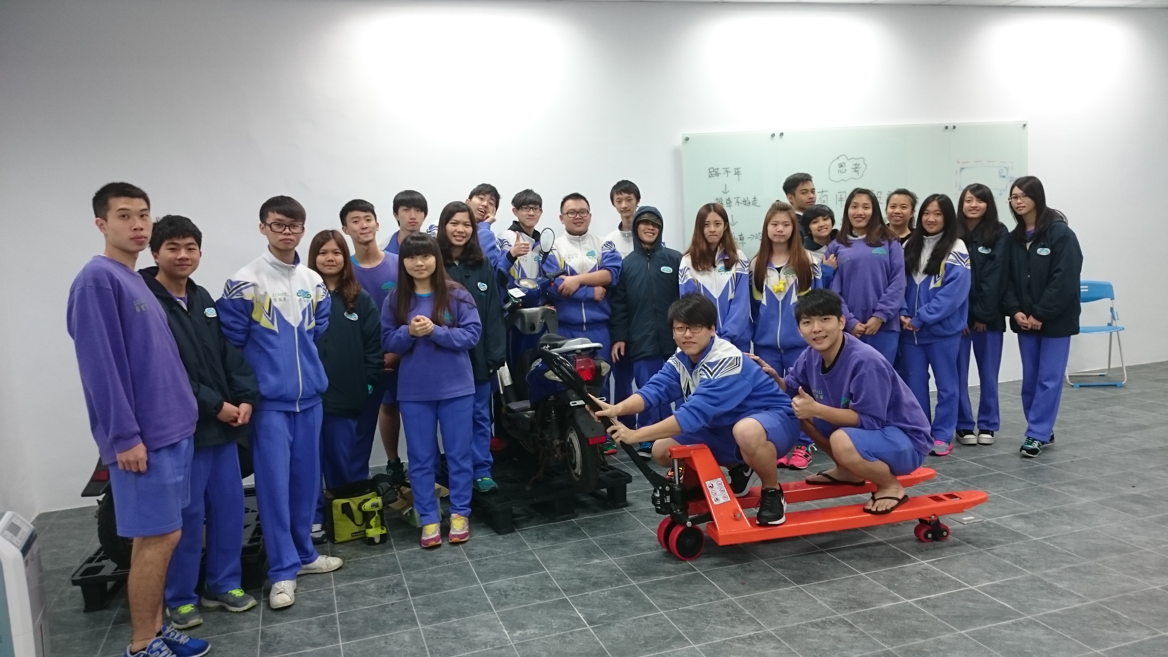 金山高中一群剛考完統測的高三學生，為了身障的工友阿忠，利用一個月的時間打造電動三輪車。