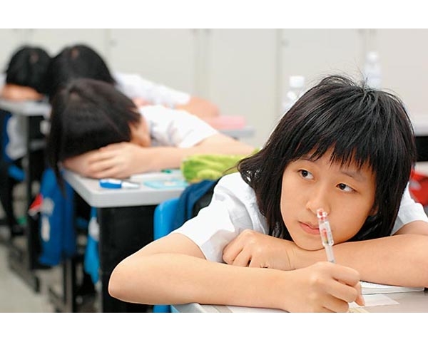 別逼孩子吃喉糖！──台灣「學期太長！」、「學分太多！」