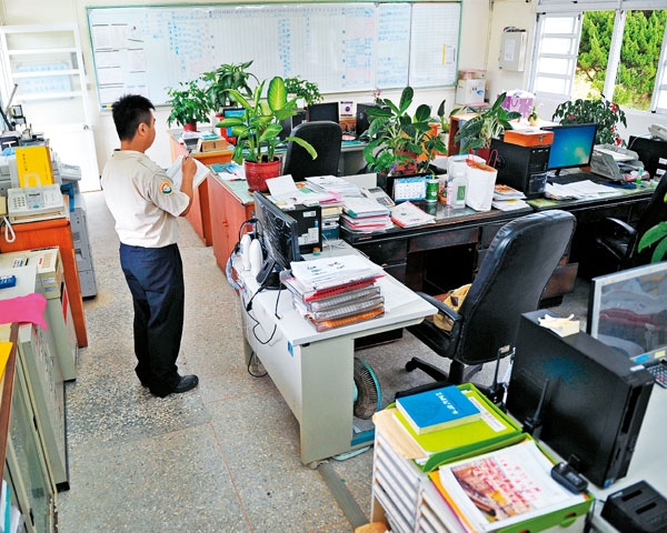 行政主管荒,學校運作停擺